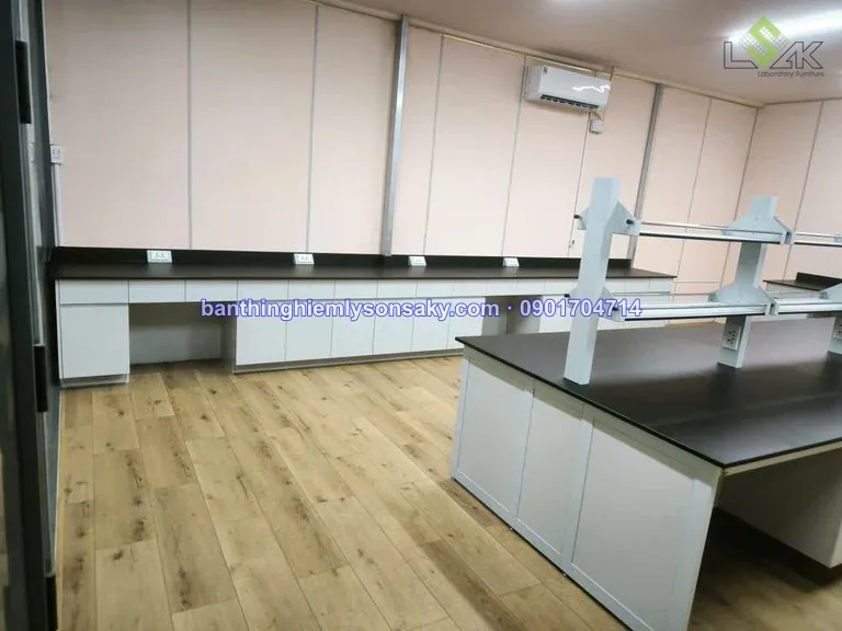 Bàn thí nghiệm áp tường mặt phenolic đen