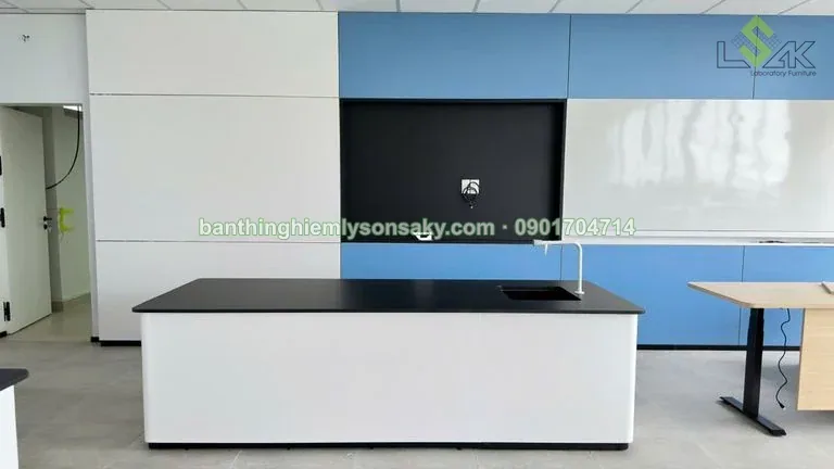 Bàn biểu diễn thí nghiệm cho giáo viên