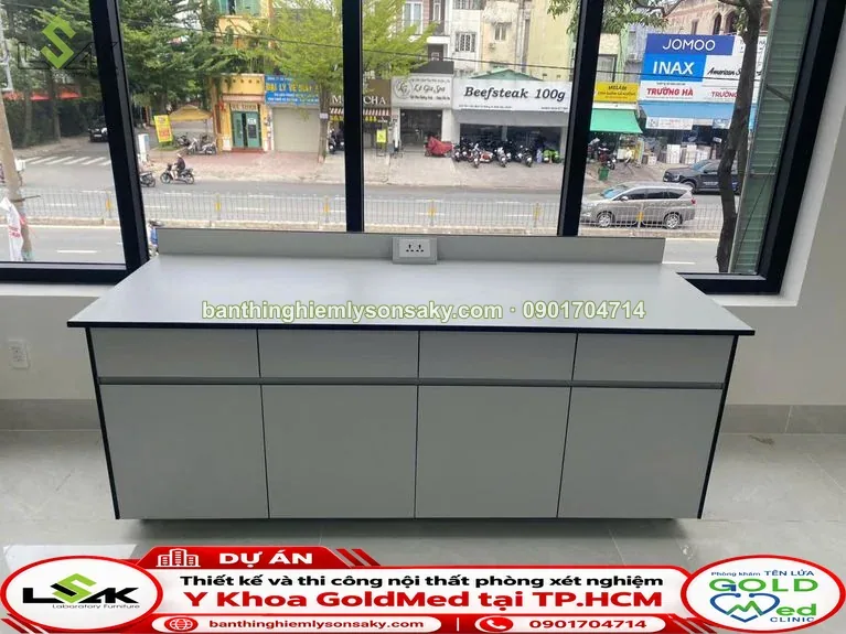 Bàn đặt máy xét nghiệm