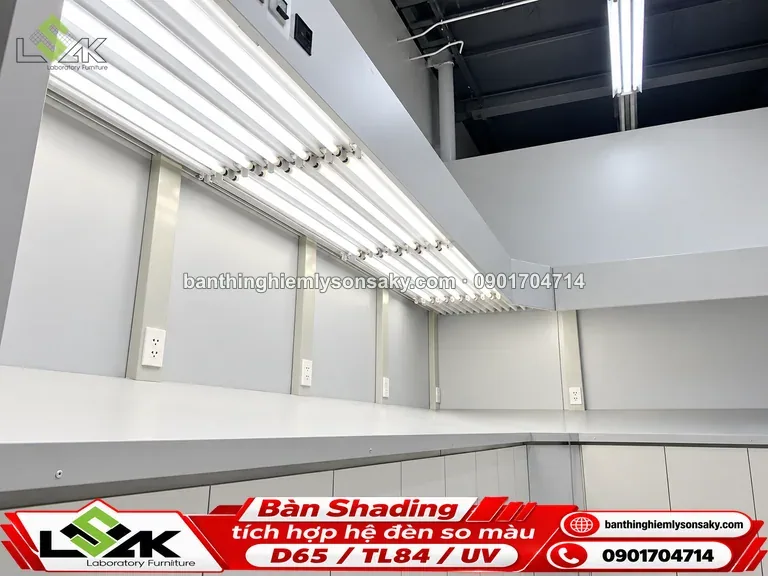 Bàn kiểm tra mẫu tích hợp hệ đèn so màu D65 / TL84 / UV thi công thực tế