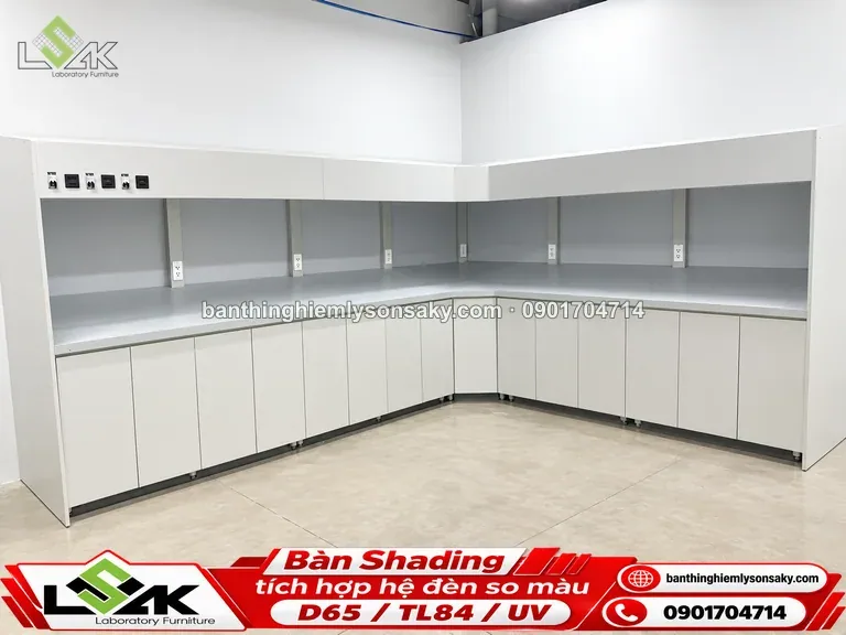 Bàn kiểm tra mẫu tích hợp hệ đèn so màu D65 / TL84 / UV thi công thực tế