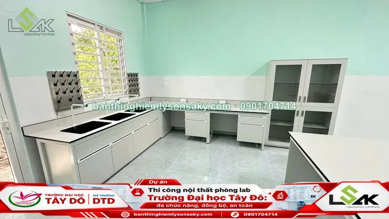 Bàn thí nghiệm áp tường có bon rửa