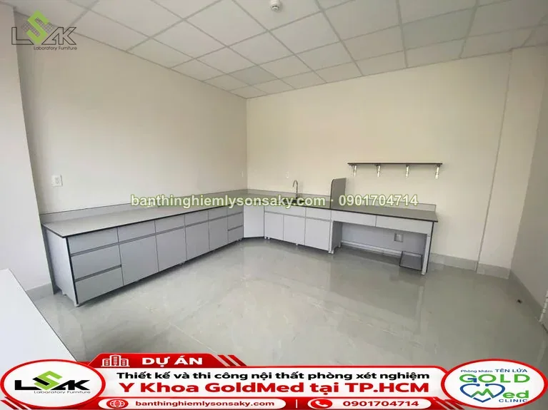 Bàn thí nghiệm áp tường có kệ treo