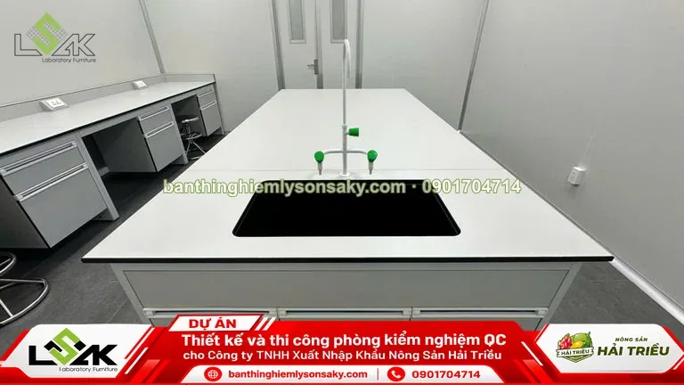 Bàn thí nghiệm trung tâm có bồn rửa