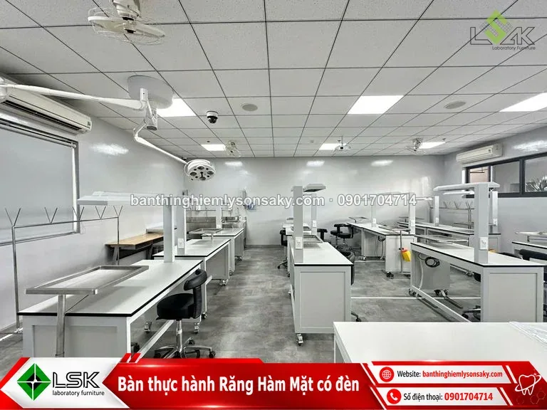 Bàn thực hành Răng Hàm Mặt có đèn thi công thực tế