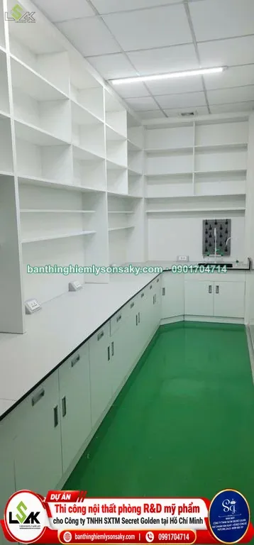 Hệ bàn thí nghiệm áp tường có kệ mở
