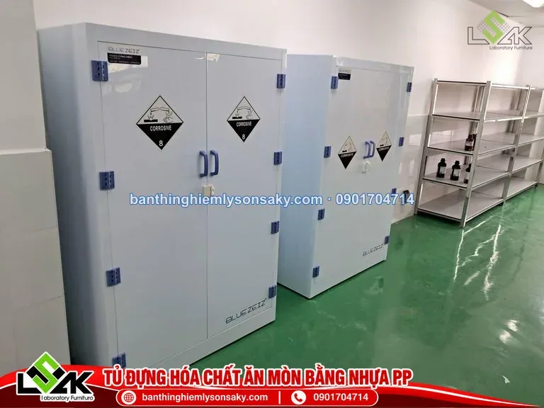 Tủ đựng hóa chất ăn mòn bằng nhựa PP thi công thực tế