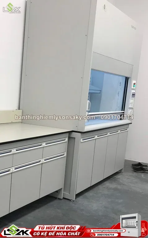 Tủ hút khí độc có kệ để hóa chất thi công thực tế